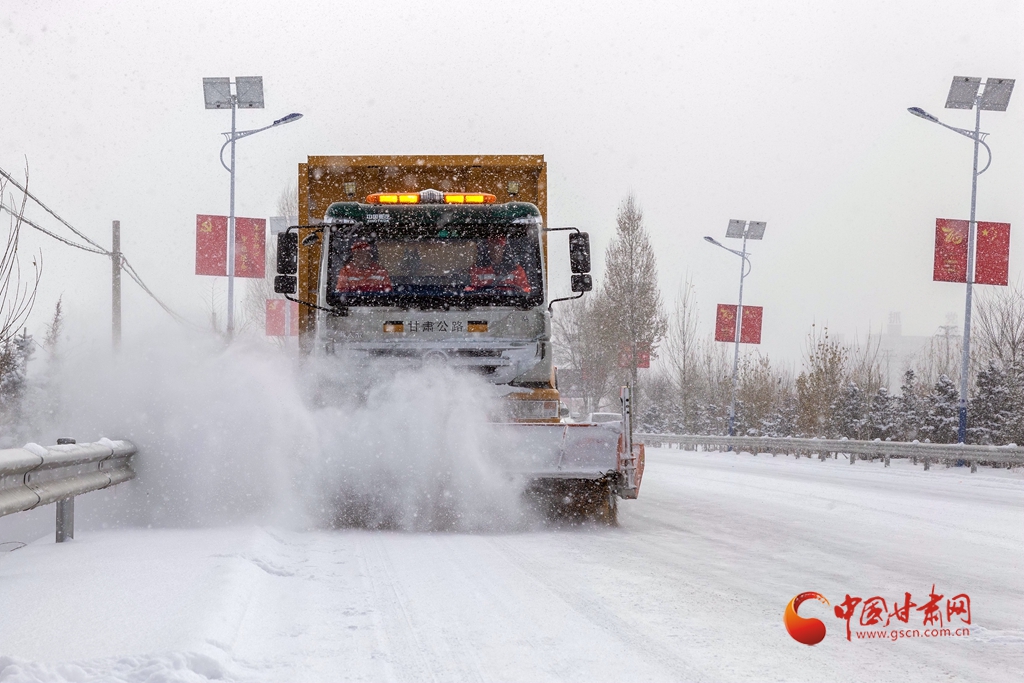 【陇拍客】甘肃张掖:公路除雪保畅通