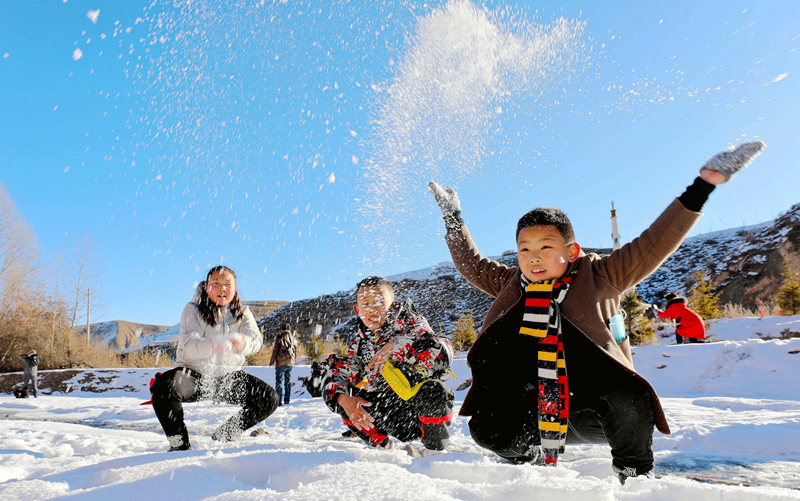 甘肃肃南：万名游客踏雪健身迎冬至
