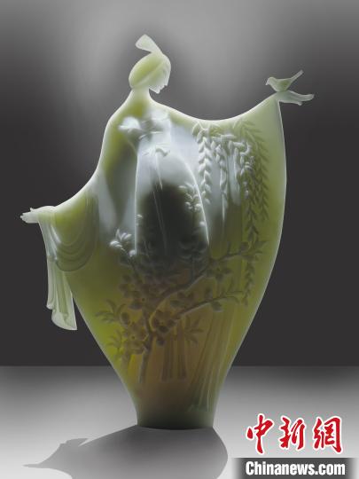 汉白玉作品《人面桃花》 徐巧明 摄 点击进入下一页