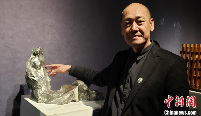 许正龙在介绍其作品《裂变东方》的特点。 徐巧明 摄 点击进入下一页