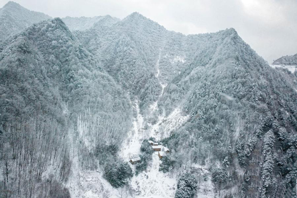 甘肃康县：雪中美丽乡村