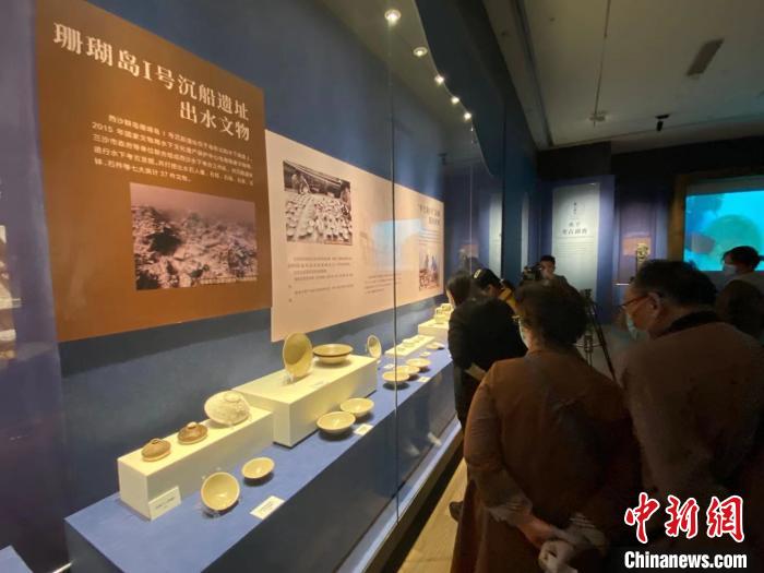 观众在参观南海水下考古成果。 王子谦 摄 观众在参观南海水下考古成果。 王子谦 摄