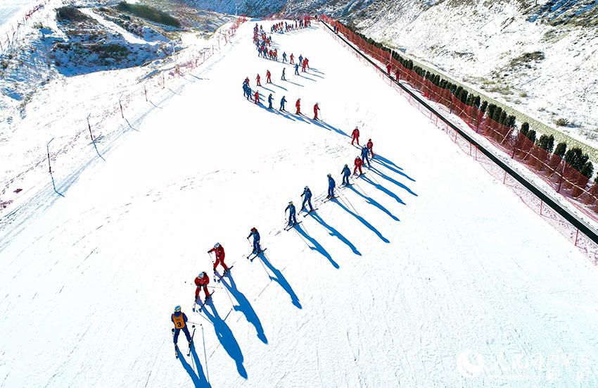 学生在岱海国际滑雪场参加滑雪游戏(无人机照片)。