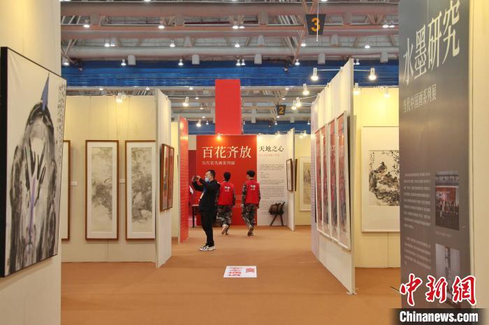 本届画节设有中国画、水彩画、当代艺术三大方阵。　赵晓 摄