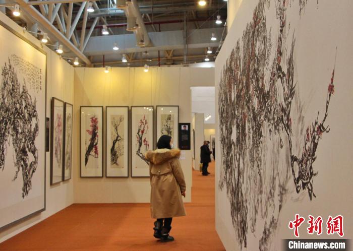 本届画节特别策划推出了200多位全国各地艺术家助阵的近2000幅专门以梅花为题材的作品展。　赵晓 摄