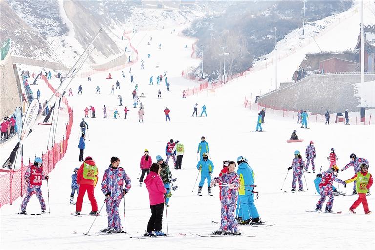 临夏州永靖县凤凰岭滑雪场吸引大批爱好者前来滑雪