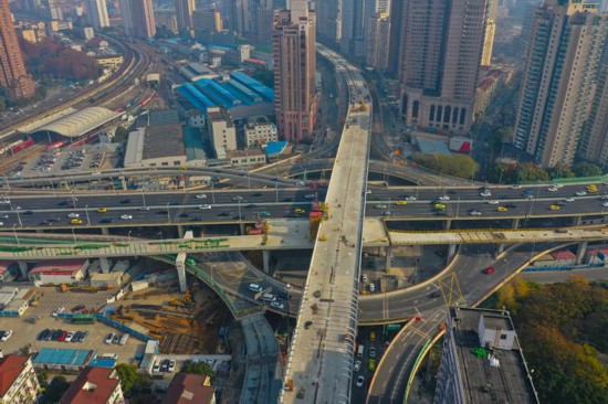 从南北高架上空横穿,最高处30米,上海北横通道西段高架全线结构贯通