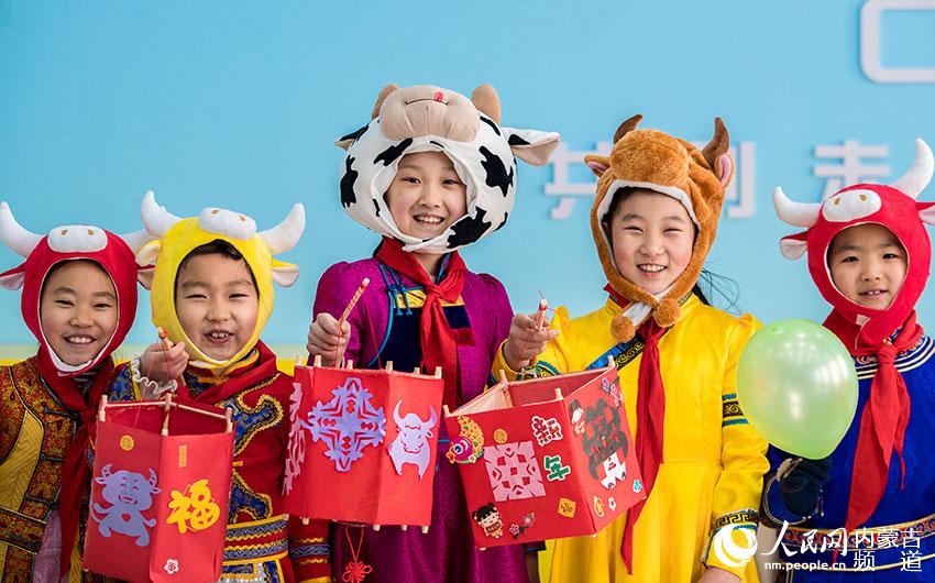 呼和浩特市玉泉区民族实验小学学生在展示自己制作的手工灯笼,欢庆新年到来。