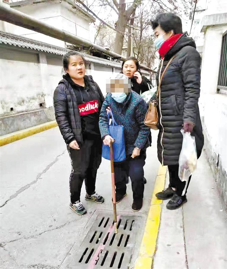 兰州：九旬老人街头迷路 环卫人员送她回家