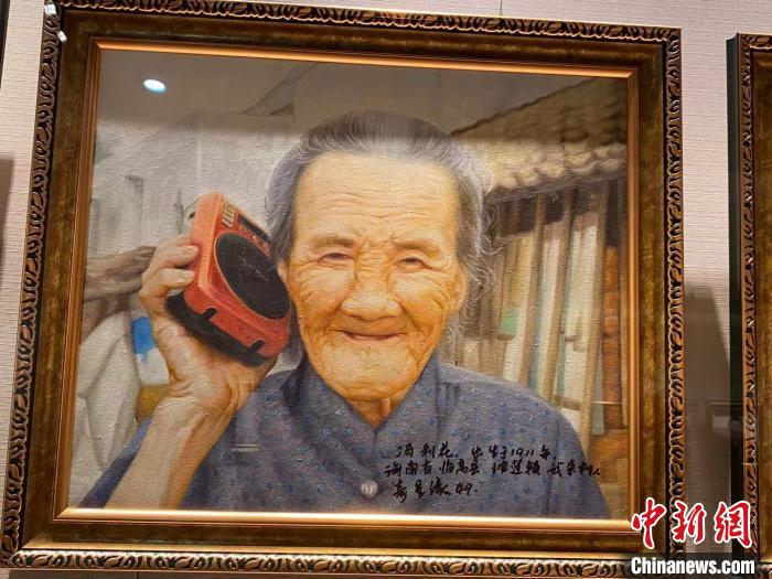 海南展出72幅百岁老人油画作品展示琼岛长寿文化