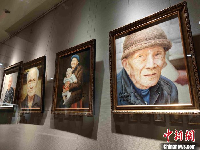 图为展览展示的画作。　王晓飞 摄