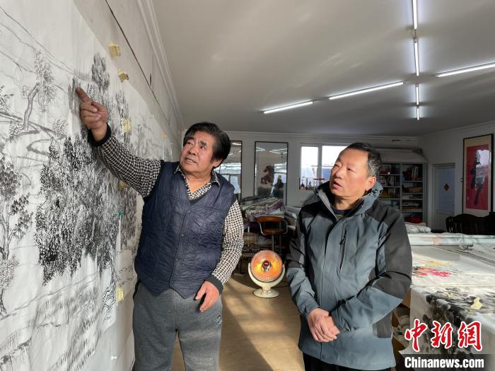 图为若希桑布(左)指导霍爱春作画。 高志鹏 摄 图为若希桑布(左)指导霍爱春作画。 高志鹏 摄