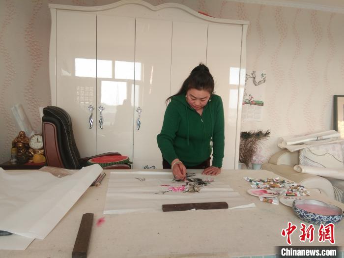 图为田俊琴在饭店作画。 胡建华 摄 图为田俊琴在饭店作画。 胡建华 摄