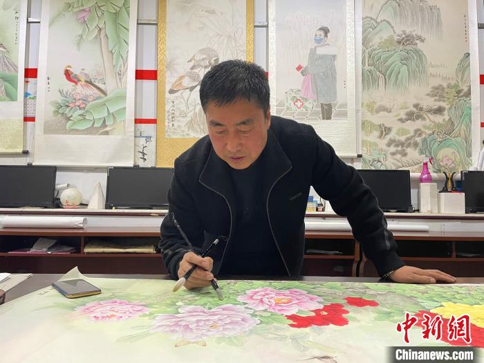 图为刘春在画室创作。 高志鹏 摄 图为刘春在画室创作。 高志鹏 摄