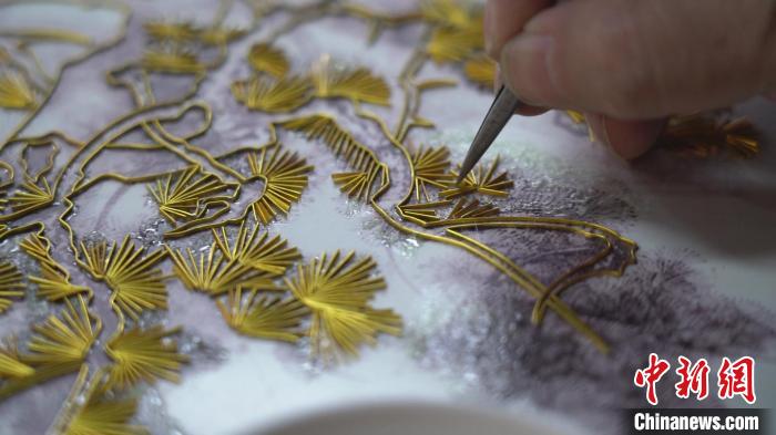一幅作品需要定稿、绘画、掐丝、点蓝、固化等30余道工序,完成需半年甚至更长时间。 王惠琳 摄 一幅作品需要定稿、绘画、掐丝、点蓝、固化等30余道工序,完成需半年甚至更长时间。 王惠琳 摄