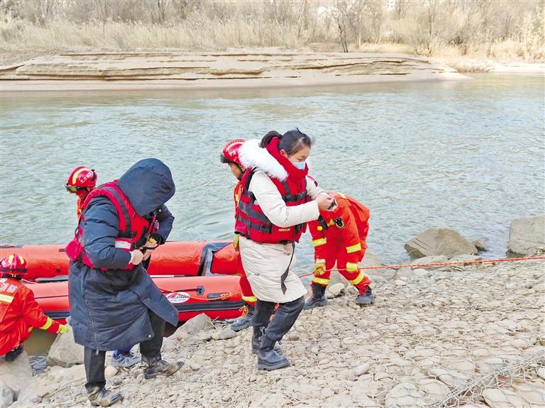 冰冷刺骨黄河中 兰州两名消防员施救被困游人