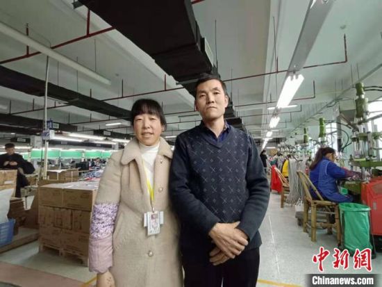 图为高明珍夫妻2人在位于福州市的福清天详电子配件公司。(资料图) 张婧 摄