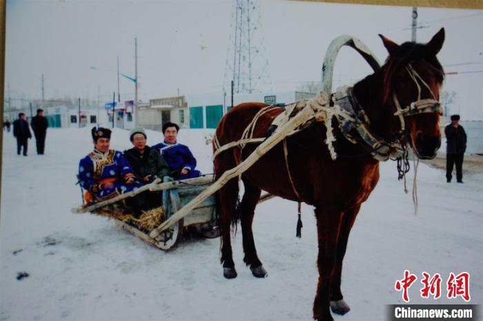 图为郭雨桥(中)在新疆考察期间，与蒙古族牧民乘坐马车。本人供图