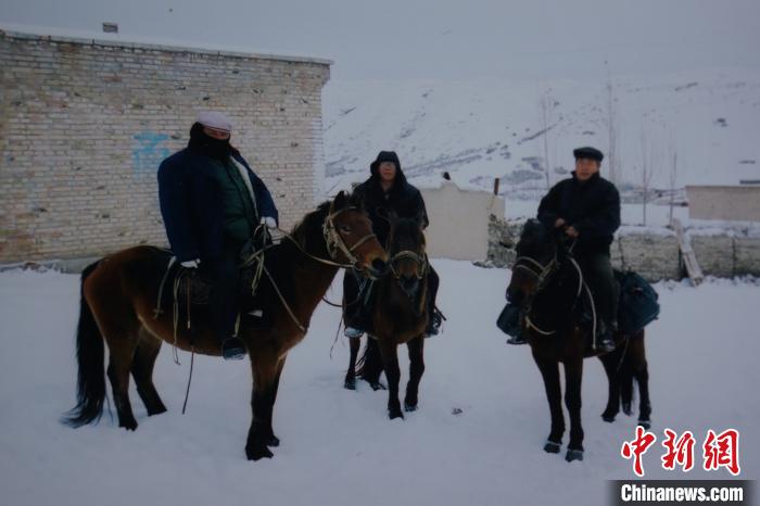 图为郭雨桥(中)骑马出行考察蒙古族聚居地。本人供图