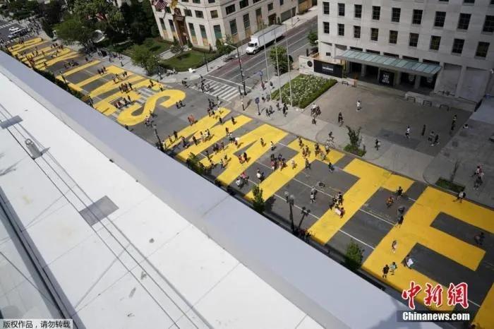 资料图:美国华盛顿哥伦比亚特区政府在通往白宫的16街路面上,漆上了“黑人的命也是命”的字样。 点击进入下一页