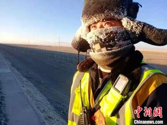 寒冷天气下铁路职工的棉帽口罩都冻成霜。　刘勃 摄