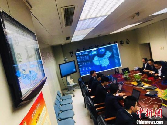 兰州某银行金融科技部工作人员在进行系统维护和更新工作,金融科技便利企业。 (资料图) 艾庆龙 摄 兰州某银行金融科技部工作人员在进行系统维护和更新工作,金融科技便利企业。 (资料图) 艾庆龙 摄