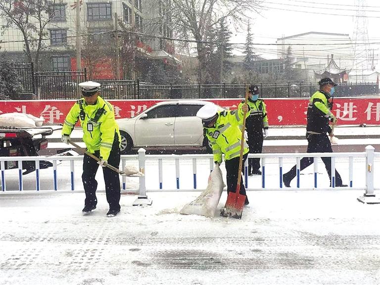 除雪保畅 兰州交警部门启动应急预案保畅通