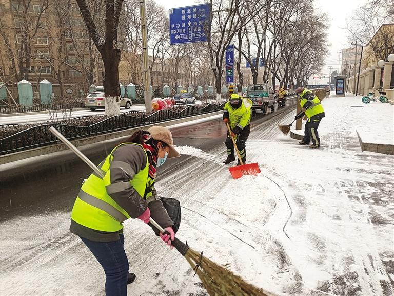 兰州城关区3000余人浴“雪”奋战