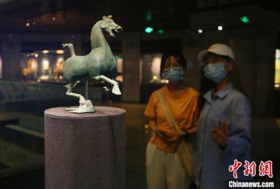 2020年5月18日，游客参观铜奔马。当天是国际博物馆日，游客来到位于甘肃兰州的甘肃省博物馆有序参观，感受丝路文明。(资料图) 高展 摄