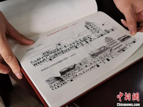 图为该书《六家原始编号对照与立、平面图检索》卷中,手绘的九层塔近景摄影立面图。 闫姣 摄 图为该书《六家原始编号对照与立、平面图检索》卷中,手绘的九层塔近景摄影立面图。 闫姣 摄