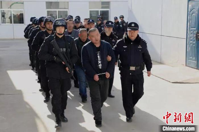 图为兰州警方抓获的一黑恶团伙。(资料图) 兰州市公安局供图 摄 图为兰州警方抓获的一黑恶团伙。(资料图) 兰州市公安局供图 摄