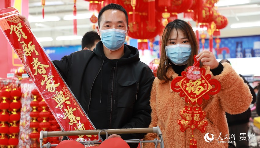 2021年2月3日,贵阳市南明区年货市场内市民选购年货。人民网 顾兰云 摄