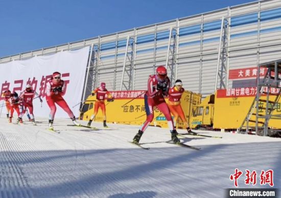 图为运动员雪上竞技。　宋秉棣 摄