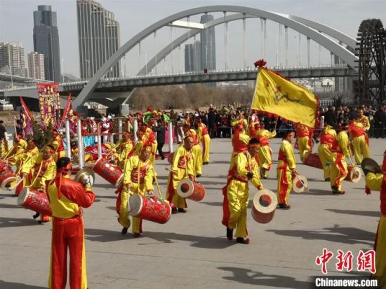 西北非遗太平鼓触网“击鼓传思”“原年人”如约享指尖“年味”