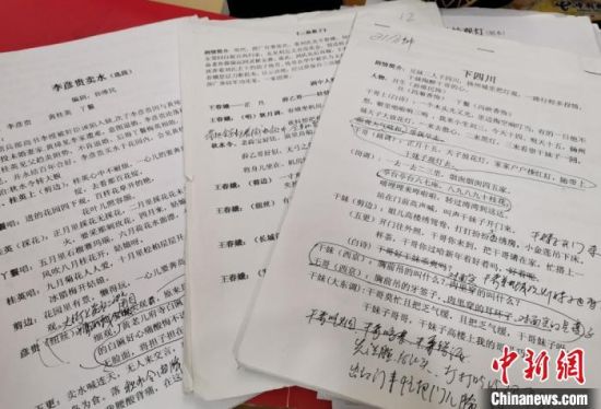 为便于爱好者学习传唱“通渭小曲”，孙维民一改此前口口相传的习惯，挖掘整理小曲剧本。图为其整理并修改的部分剧本。　闫姣 摄