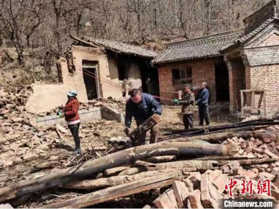 图为兰州市城关区驻西和县帮扶队员帮助村民拆除危旧房屋。(资料图) 兰州城关区委宣传部供图