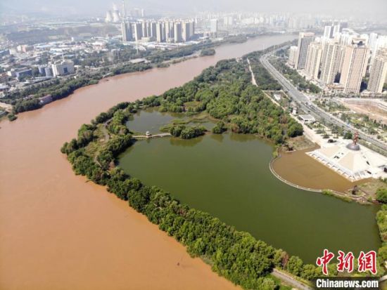 2020年9月3日航拍黄河兰州段湿地公园现黄河“鸳鸯锅”。　高莹 摄