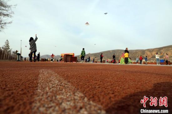 图为市民在智慧健身广场放风筝。　魏建军 摄