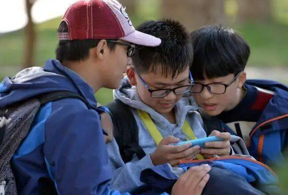 今日起兰州市中小学生迎来新学期各校规定： 学生原则上 不得带手机进校园