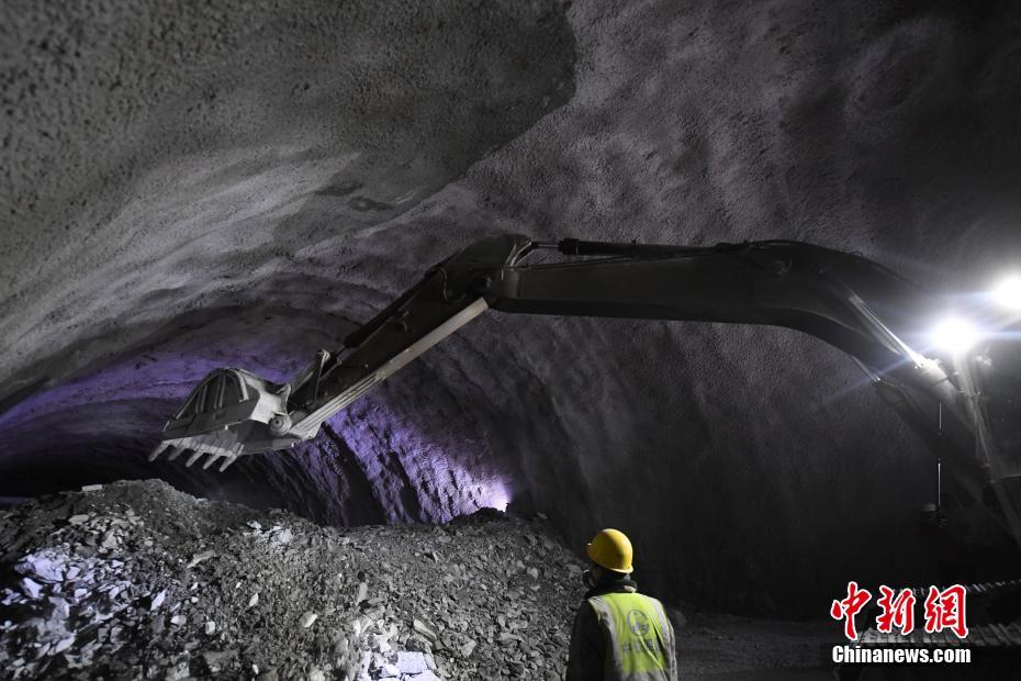 甘肃青海“咽喉”要道高海拔公路凿通