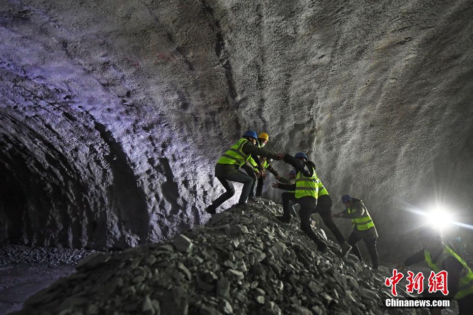 甘肃青海“咽喉”要道高海拔公路凿通