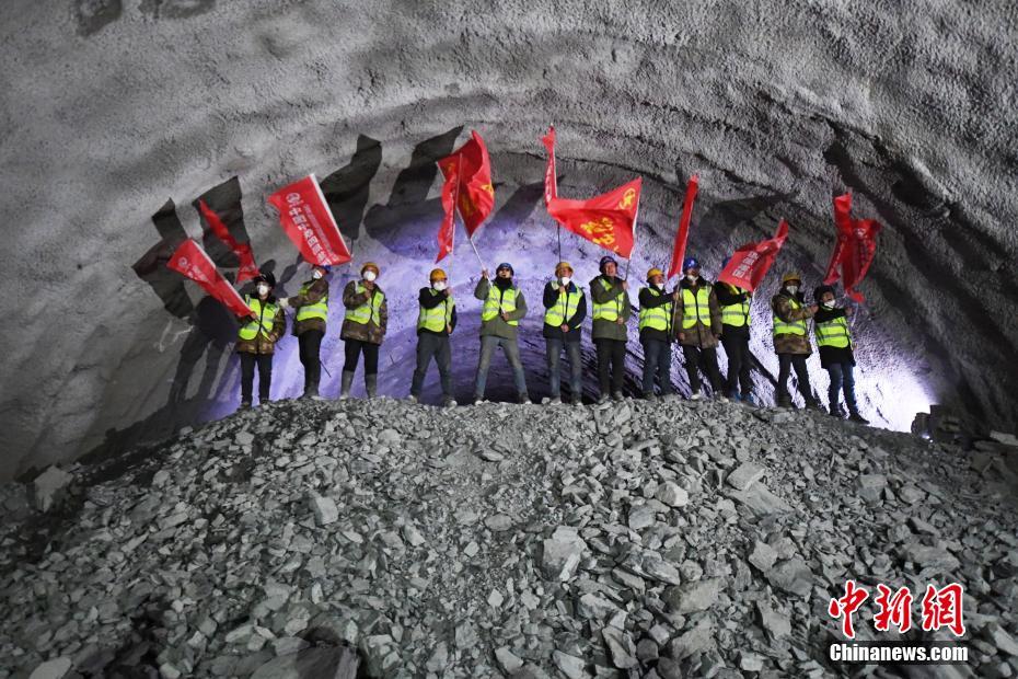 甘肃青海“咽喉”要道高海拔公路凿通