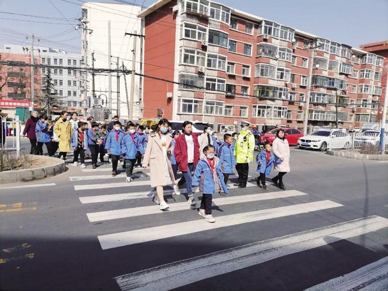 智慧交通建设助力开学季道路交通安全和畅通双提升 兰州市信号灯启动“开学模式”