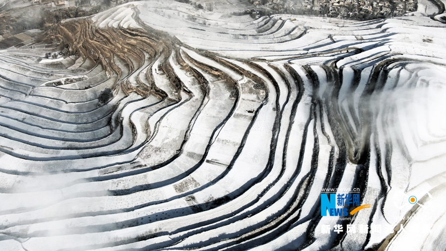 【“飞阅”中国】甘肃宕昌：雪落梯田“绘”水墨画卷