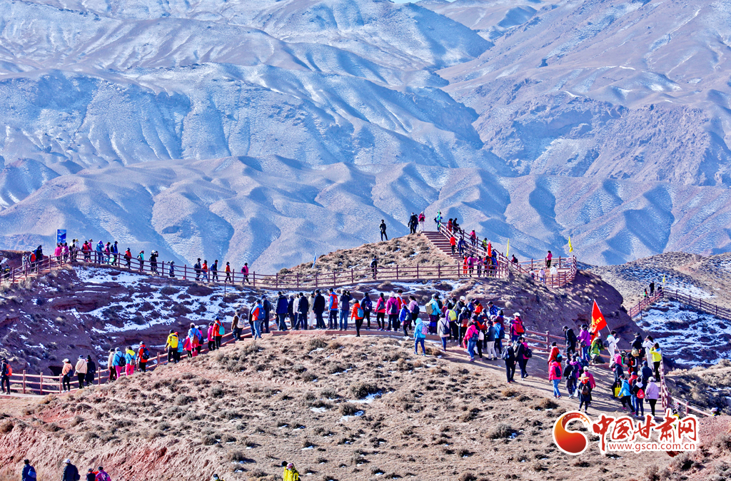 【三八特别报道】甘肃张掖：徒步登山迎“三八”