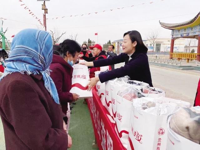 关注“三八”国际劳动妇女节  25万元贴心衣物送到永登县龙泉寺镇妇女手中