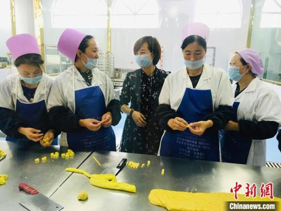 图为甘肃省临夏州布楞沟村妇女在生产车间。(资料图) 艾庆龙 摄 图为甘肃省临夏州布楞沟村妇女在生产车间。(资料图) 艾庆龙 摄