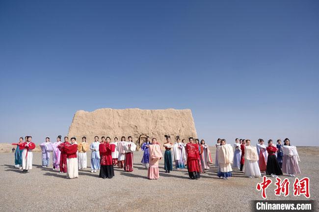 数十位身着古装的女性通过体验赏汉舞、习汉礼、吟诵诗词等中华传统文化，再现古丝绸之路的繁华盛景。　邱亮 摄