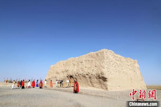 数十位身着古装的女性通过体验赏汉舞、习汉礼、吟诵诗词等中华传统文化，再现古丝绸之路的繁华盛景。　王菁 摄