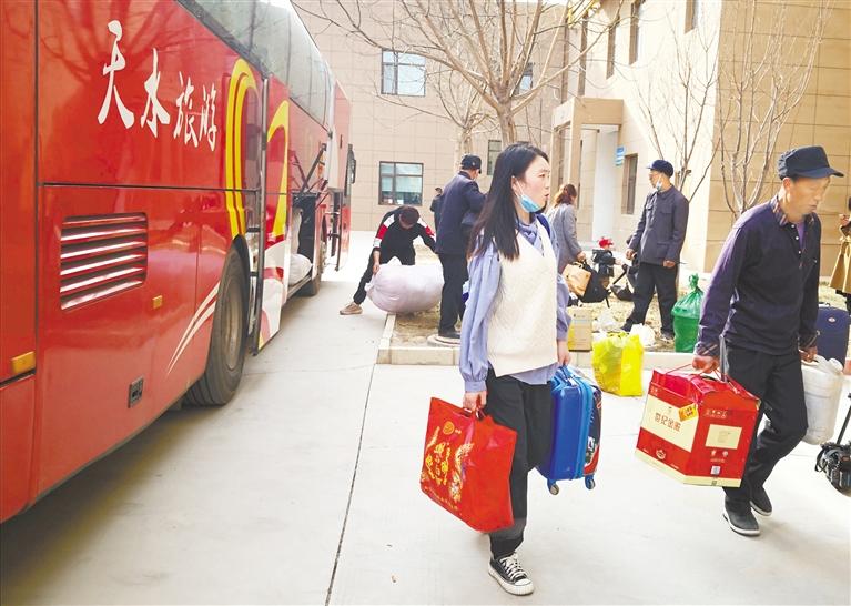 张家川县首批搬迁移民群众入住兰州新区